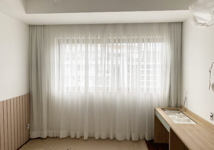 Cortina de Trilho Suíço Duplo – Linho e Blackout