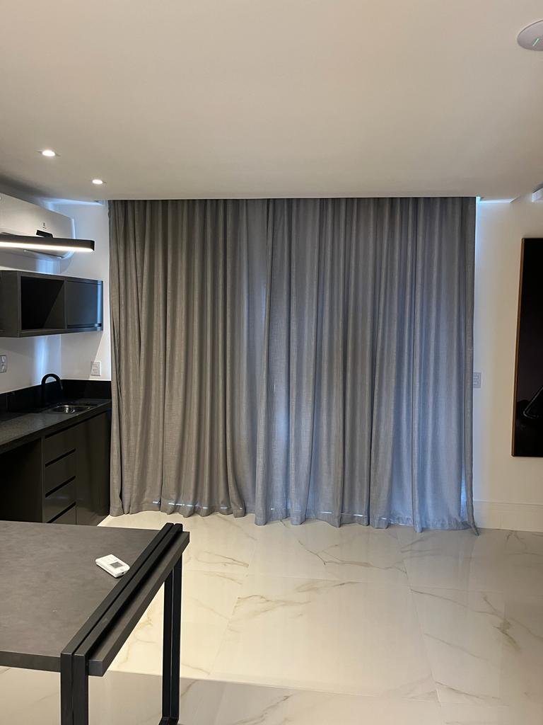 Cortina de Trilho Suíço Duplo – Linho e Blackout